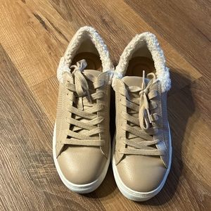 EUC shearling Universal Thread sneakers